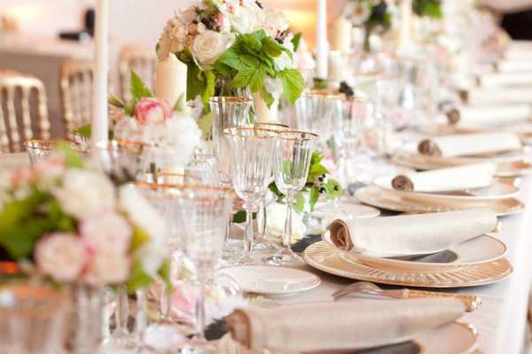 Décoration de mariage, voiture, tables